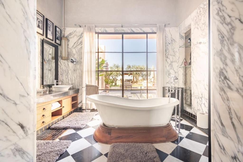 Villa May Sur Le Golf De La Palmeraie With Cooker And Butler Included Marrakesh Exterior photo
